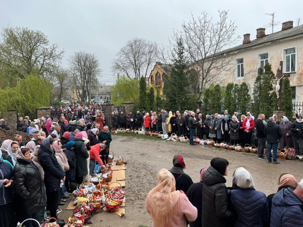 На Вінниччині сотні православних християн святили паски біля костелу, бо люди не захотіли йти до церкви, приналежної до москви                    
