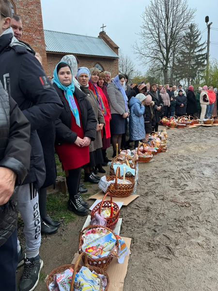 На Вінниччині сотні православних християн святили паски біля костелу, бо люди не захотіли йти до церкви, приналежної до москви                    
