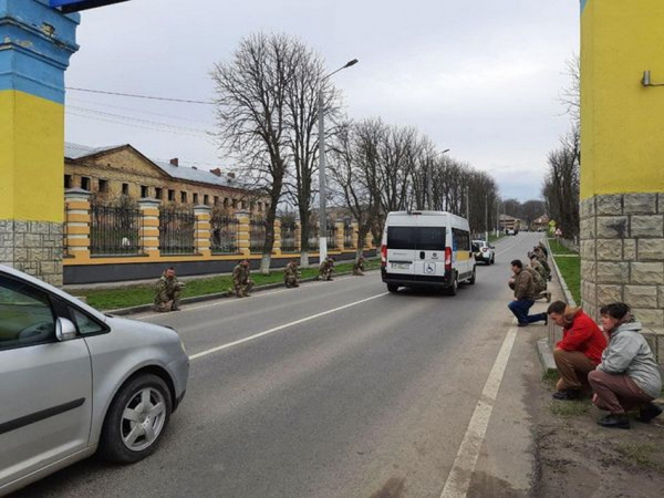 На Вінниччині з прапорами та живим коридором провели в останню дорогу воїна Сергія Гаращенка                     
