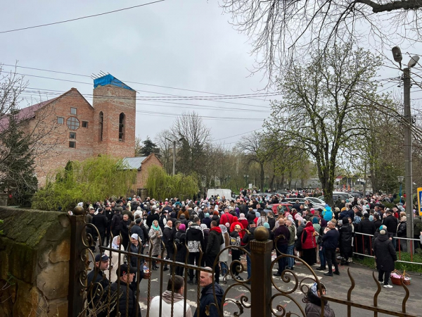 На Вінниччині сотні православних християн святили паски біля костелу, бо люди не захотіли йти до церкви, приналежної до москви                    
