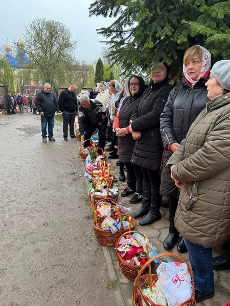 На Вінниччині сотні православних християн святили паски біля костелу, бо люди не захотіли йти до церкви, приналежної до москви                    
