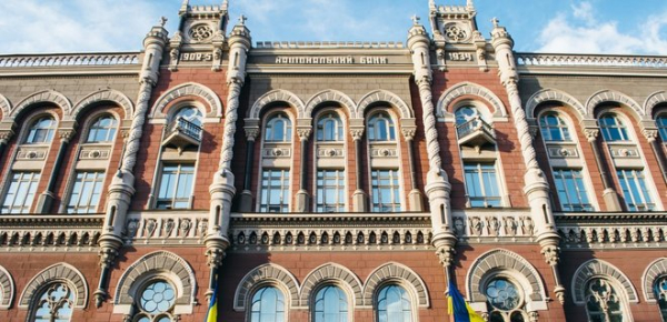 
НБУ збільшив продаж доларів із резервів через погіршення ситуації на валютному ринку 