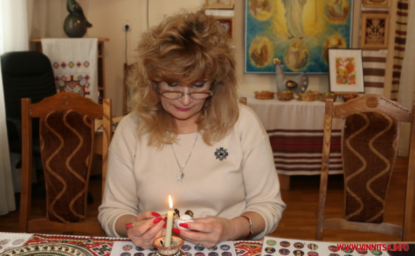 Грицики, бузина і цибуля: майстриня з Вінниччини створює яскраві писанки із природних матеріалів                    
