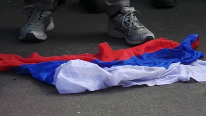 В Мелитопольском районе 16-летняя девушка вытерла ноги о российский триколор