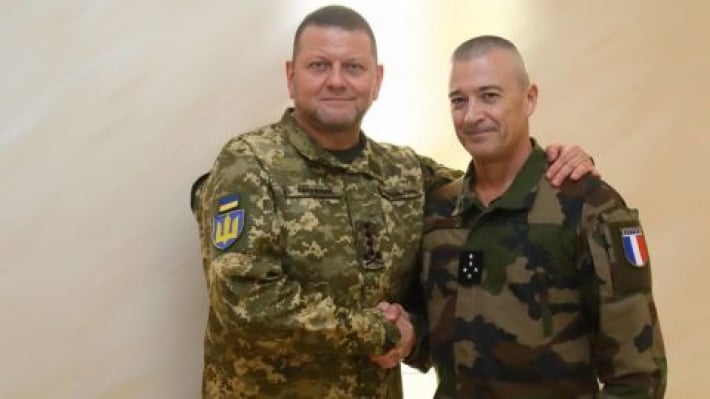 В Украину впервые приехал французский генерал и провел переговоры с Залужным