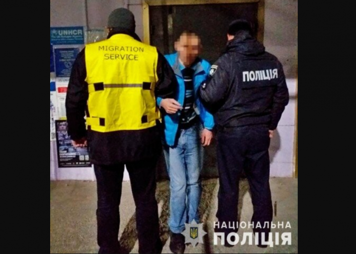 Запорожские правоохранители выдворили из Украины иностранца, который освободился из тюрьмы