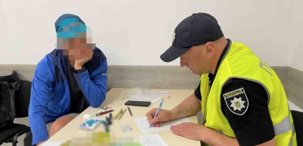 
В Киеве задержаны двое мужчин, которые снимали работу ПВО. Полиция проводила спецоперацию 
