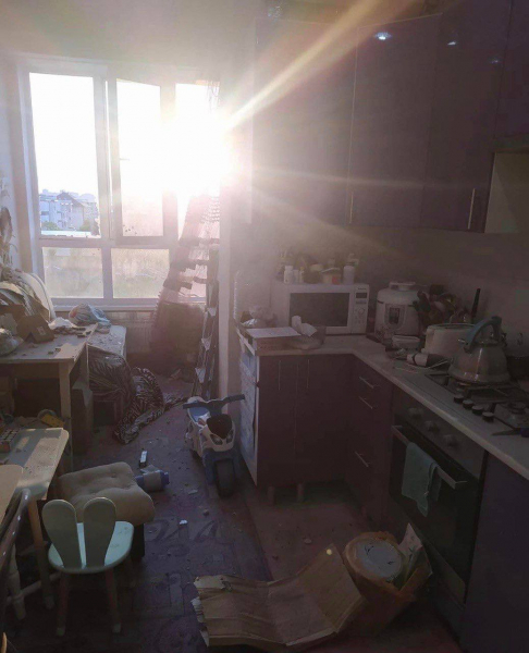 
На Київщині четверо поранених після нічної атаки РФ, поліція показала фото руйнувань 