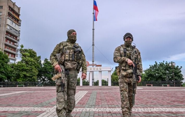 В Мелитополе оккупанты поиздевались над несовершеннолетней и выбросили ее из машины