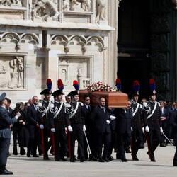 У Мілані прощаються з колишнім прем'єр-міністром Італії Сільвіо Берлусконі