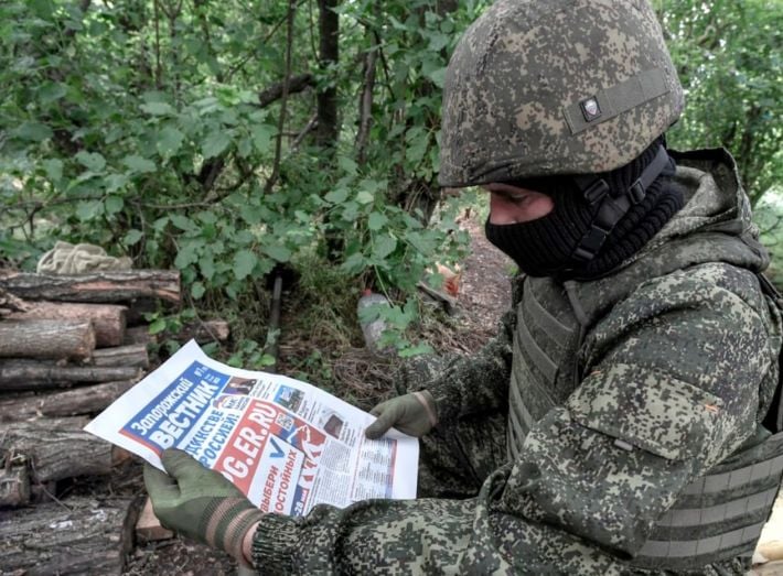 Это победа: рашисты раздали воякам под Мелитополем макулатуру