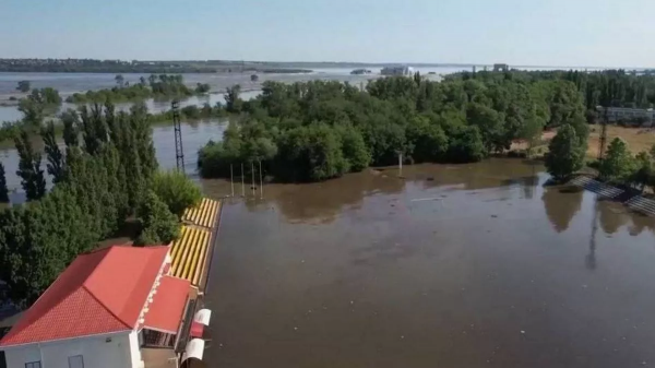 Після підриву Каховської ГЕС російськими військами в Новій Каховці затопило футбольний стадіон (ФОТО)