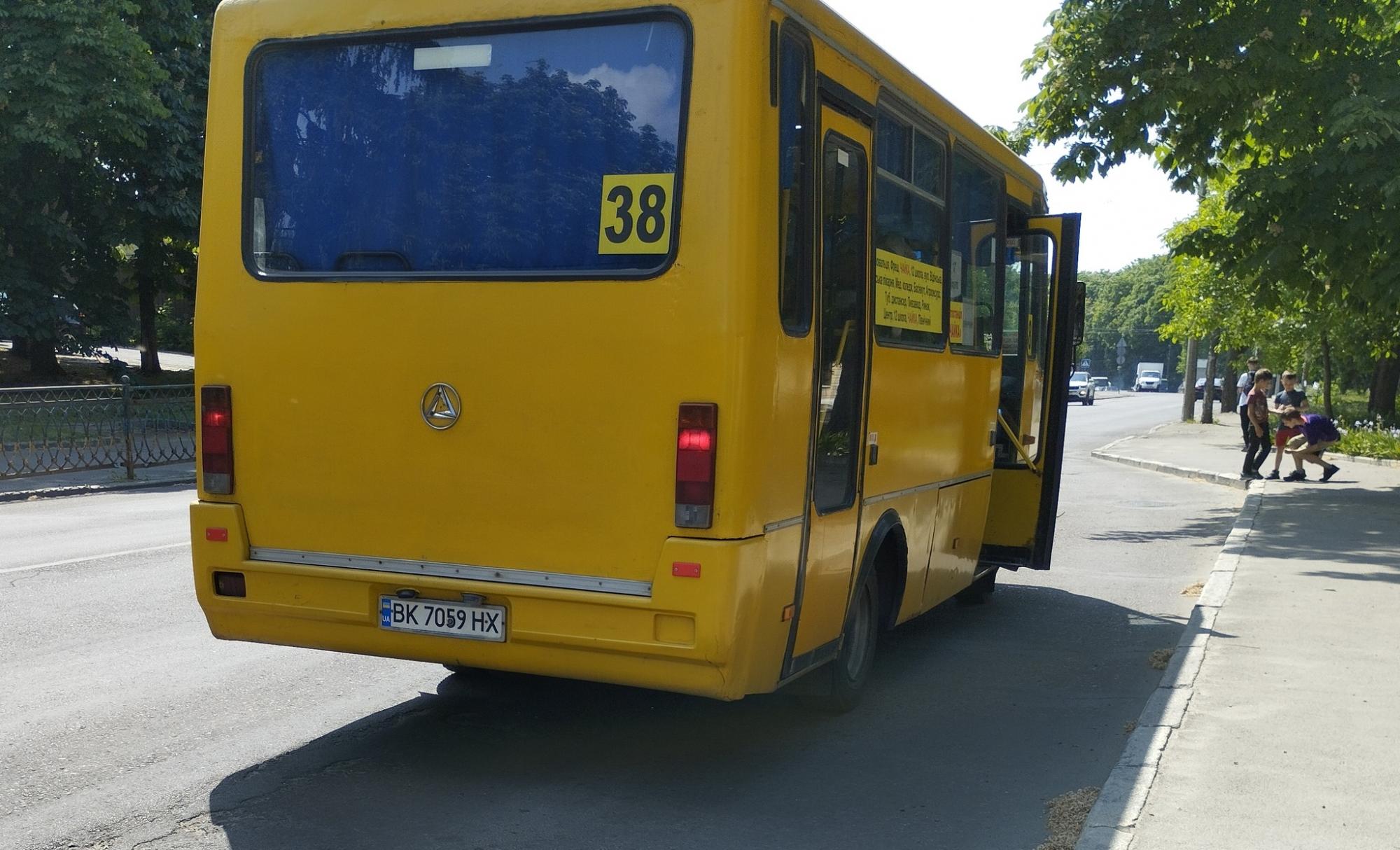 "Розвелося вас тут": у Рівному водій маршрутки нахамив матері загиблого на війні Героя