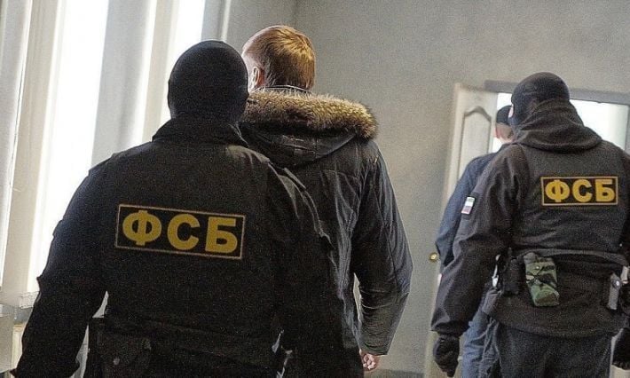 Держат по несколько суток и проверяют все - рашисты резко усложнили выезд мелитопольцев в Европу