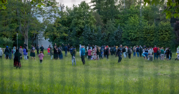 Їх супроводжували співробітники поліції та перекладачі.