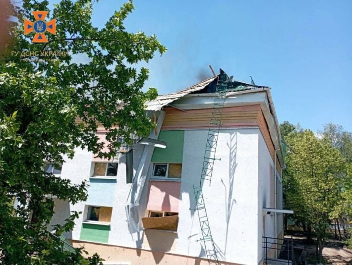 В Запорожской области из-за российских обстрелов загорелась школа из-за российских обстрелов