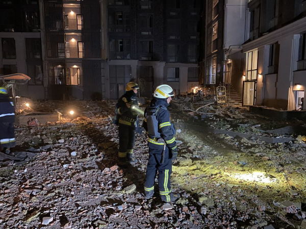 
У Дніпрі дев'ять людей постраждало, рятувальники ліквідовують наслідки атаки – фото 