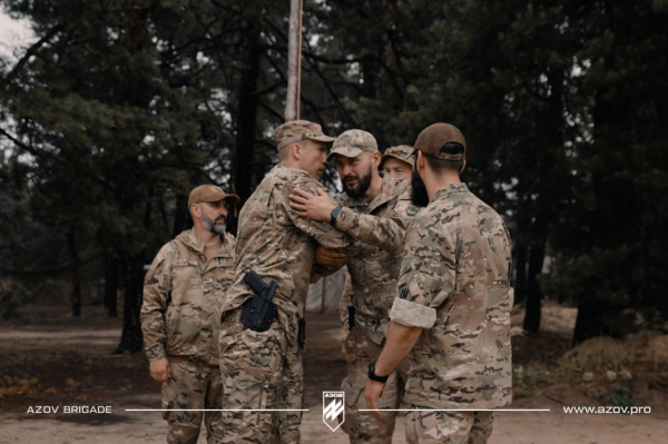 
Новини |
Підполковник Денис "Редіс" Прокопенко вперше після полону зустрівся з бійцями Азова – фото 