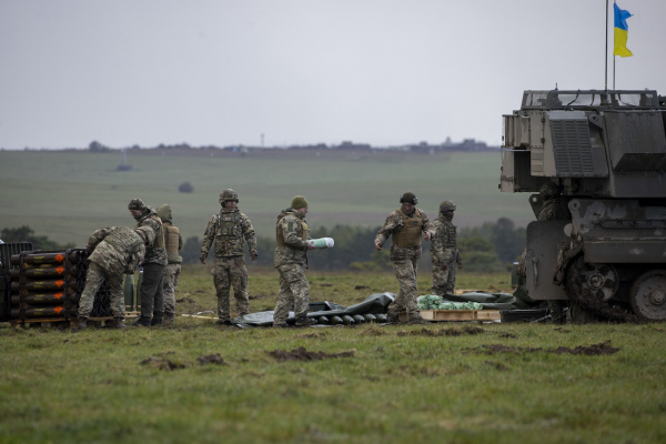 
Друга група українських артилеристів закінчила навчання у Британії на САУ AS90 – фото 