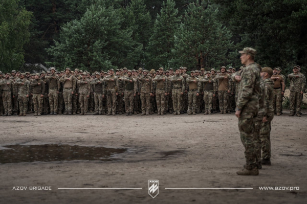 
Новини |
Підполковник Денис "Редіс" Прокопенко вперше після полону зустрівся з бійцями Азова – фото 