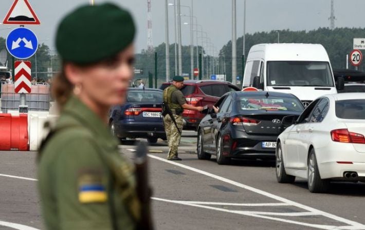 Люди ждут по 15 часов. В ГПСУ объяснили, почему на границе с Польшей огромные очереди