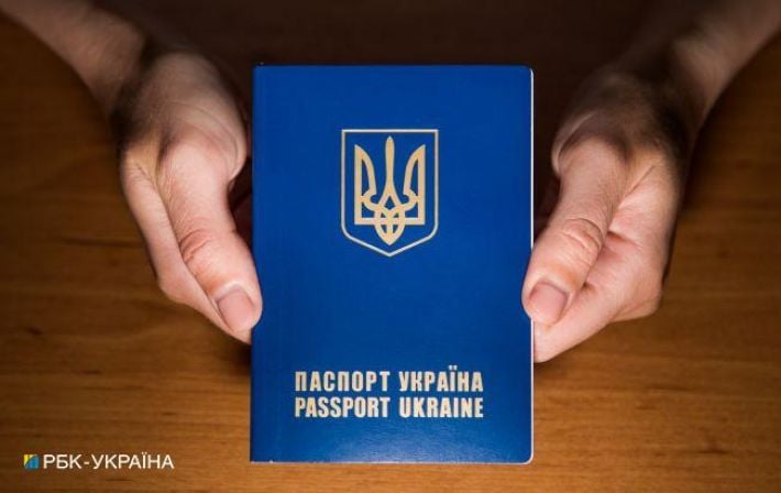 У части украинцев с августа могут забрать паспорта-книжечки