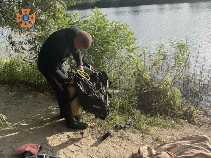 В Запорожье водолазы ГСЧС изъяли из водоема тело погибшего мужчины