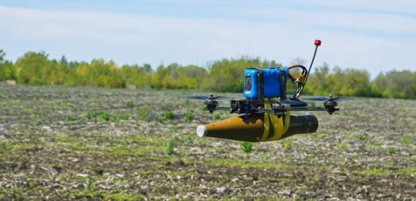 
Резніков показав FPV-дрон-камікадзе, який офіційно взято на озброєння у ЗСУ – фото 