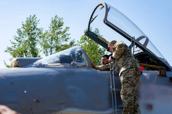 Володимир Зеленський у День Повітряних сил збив Ту-95 на симуляторі F-16  