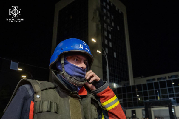 
Нічний удар "шахедами" по Києву: ДСНС показали пошкоджену адмінбудівлю – фото 