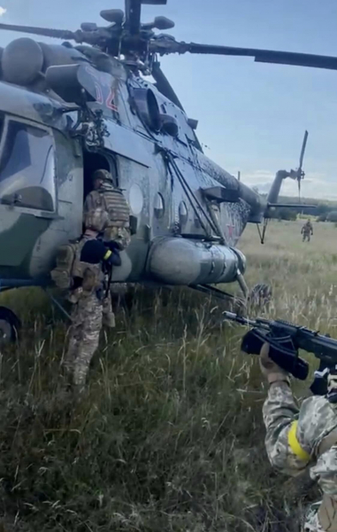 
Операція "Синиця". Нові фото з російським гелікоптером Мі-8, який ГУР виманило до України 