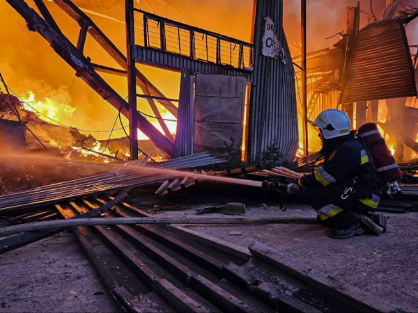 
У Львові триває пожежа після удару "шахедами". МВС показало фото наслідків прильоту 