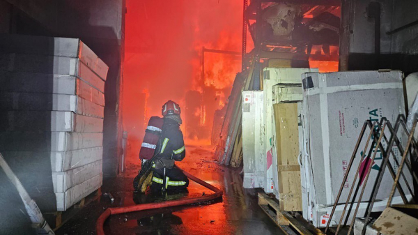 
У Львові триває пожежа після удару "шахедами". МВС показало фото наслідків прильоту 