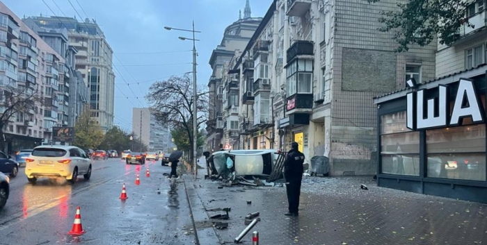 перевернулась машина, ДТП Київ, аварія Київ, машина влетіла у зупинку, машина збила людей