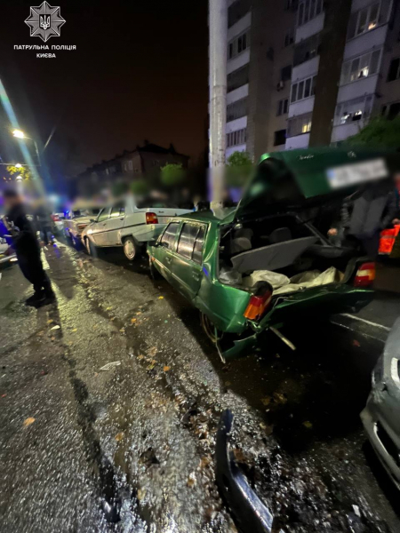 
В Киеве нетрезвый водитель BMW врезался в пять припаркованных авто, началась драка – фото 