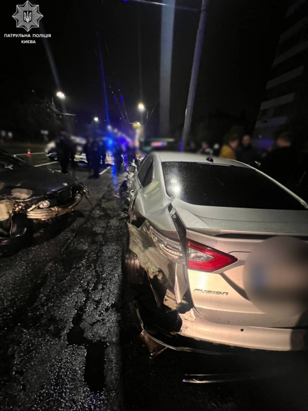 
В Киеве нетрезвый водитель BMW врезался в пять припаркованных авто, началась драка – фото 