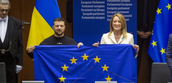 
Європарламент погодився відкрити офіс у Києві. Euractiv пише, що про це просив Зеленський 