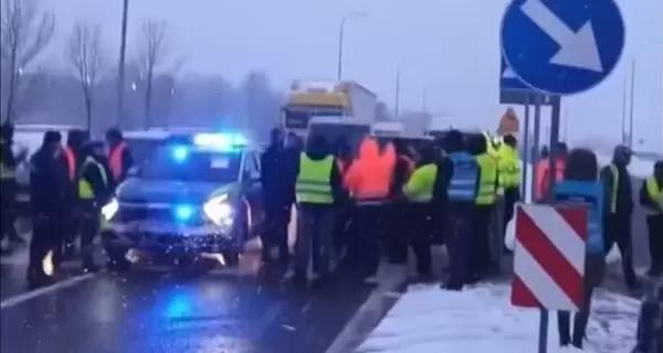 Українські водії перекривали дорогу в Перемишлі у відповідь на страйк польських перевізників