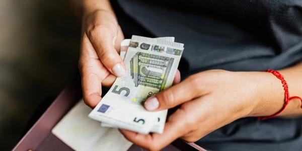 Євросоюз хоче заборонити готівкові розрахунки на суму понад 10 000 євро