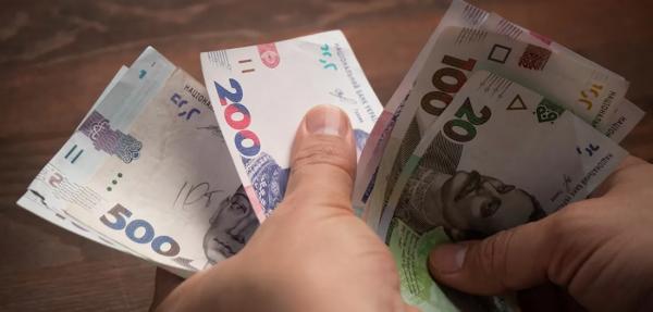 Підвищення мінімалки, перерахунок пенсій і збільшення штрафів: що змінилося з 1 квітня