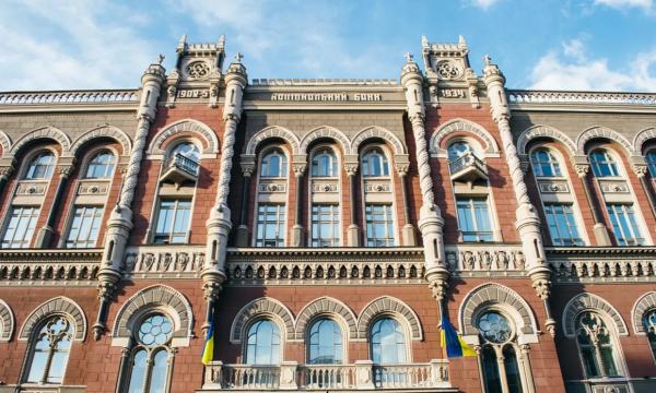 НБУ збільшив у березні продаж доларів