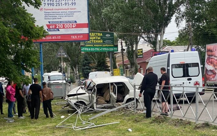 В Мелитополе ВАЗ влетел в забор - пострадавшим оказывают помощь медики