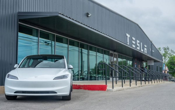 Tesla відкличе понад 125 тисяч електромобілів