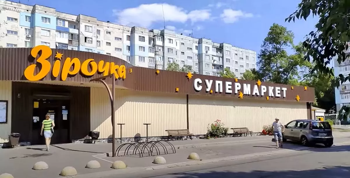 Російська мова на рекламних банерах в Бердянську: окупанти обіцяють бізнесу компенсацію витрат