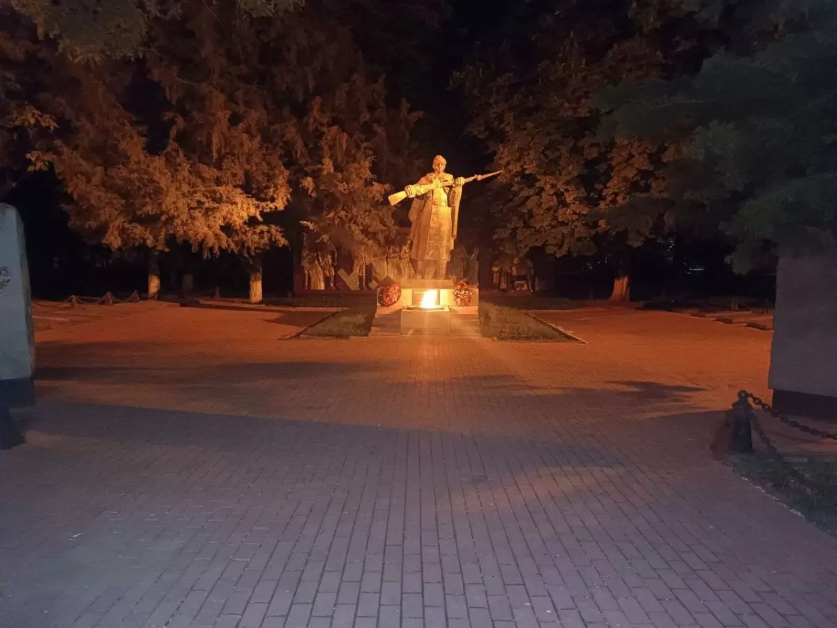 В Бердянську окупанти судитимуть чоловіка за спалені квіти на "Вічному вогні" в сусідньому Приморську