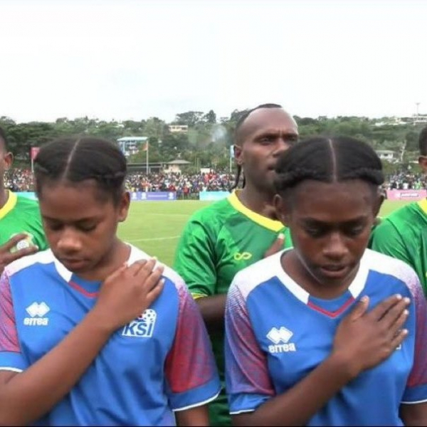 Син Тіма Кехілла у складі збірної Самоа, футболки збірної Ісландії та порвана сітка. У Вануату та Фіджі завершився Кубок націй ОФК