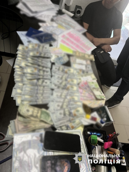Поліцейські на гарячому викрили шахрая по оформленню документів моряка (відео)