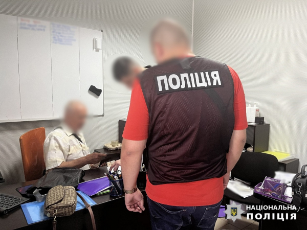 Поліцейські на гарячому викрили шахрая по оформленню документів моряка (відео)