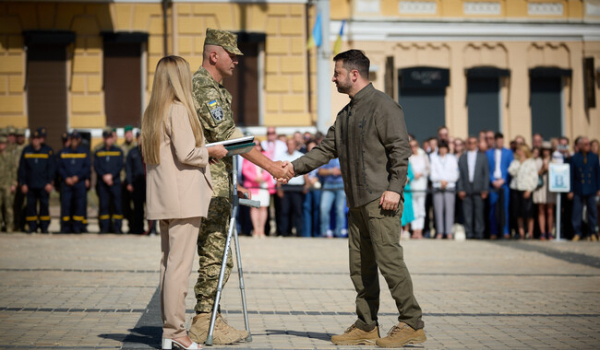 Зеленський роздав нагороди у День незалежності: Сирському – звання генерала, Харлан та Усику – ордена Свободи