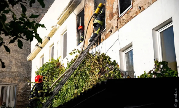 На Дерибасівській гасили пожежу в житловому будинку